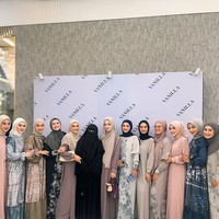 Wanita kelahiran 7 Maret 1995 itu mengaku bersyukur bisa berada di lingkungan pertemanan yang positif. Ia berfoto bersama rekan selebriti lainnya yang turut hadir, seperti Dian Ayu Lestari, Tantri Kotak, Terry Putri dan lainnya. Foto: Dok. Instagram @fabymarcelia.
