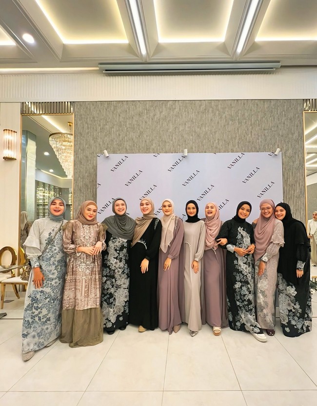 Faby Marcelia menghadiri acara kajian yang diselenggarakan oleh brand hijab lokal, Vanilla Hijab. Penampilan Faby Marcelia menjadi sorotan karena mengenakan hijab dan membuat pangling. Foto: Dok. Instagram @fabymarcelia.