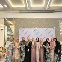 Faby Marcelia menghadiri acara kajian yang diselenggarakan oleh brand hijab lokal, Vanilla Hijab. Penampilan Faby Marcelia menjadi sorotan karena mengenakan hijab dan membuat pangling. Foto: Dok. Instagram @fabymarcelia.