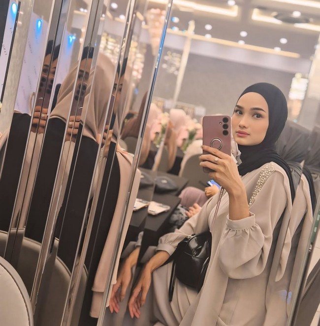Berfoto di cermin, Faby memesona memakai hijab pasmina instan warna hitam ditambah dengan pulasan makeup yang flawless. Foto: Dok. Instagram @fabymarcelia.