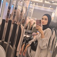 Berfoto di cermin, Faby memesona memakai hijab pasmina instan warna hitam ditambah dengan pulasan makeup yang flawless. Foto: Dok. Instagram @fabymarcelia.