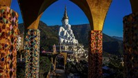 Patung Buddha putih tersebut terdiri dari lima sosok Buddha yang duduk berurutan, melambangkan kedamaian dan kebijaksanaan.