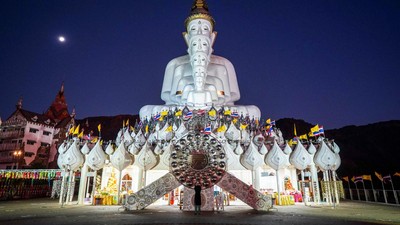 Keindahan Lima Patung Buddha di Puncak Thailand