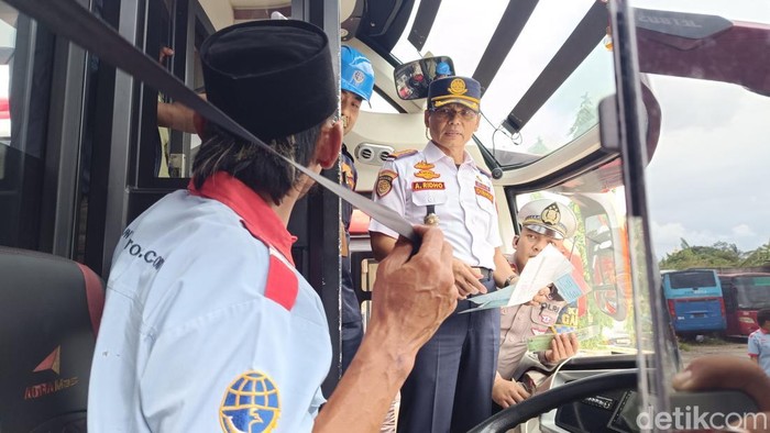 Petugas Dishub Bogor melakukan uji kelaikan kendaraan untuk Natal dan Tahun Baru.