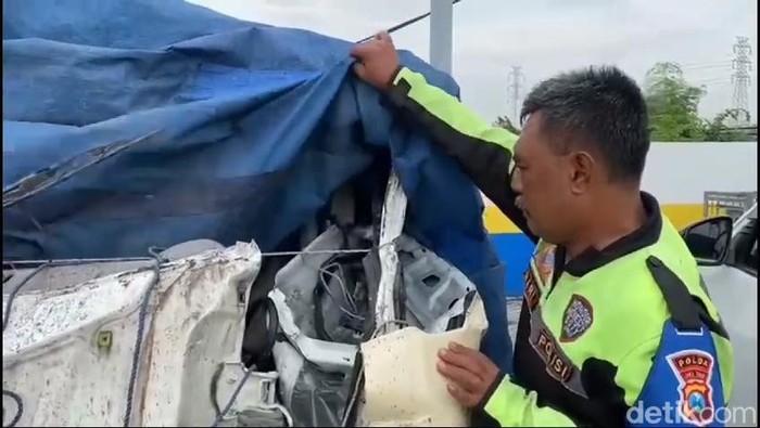Pikap sayur tabrak dump truck di Tol Gempas tewaskan 3 orang