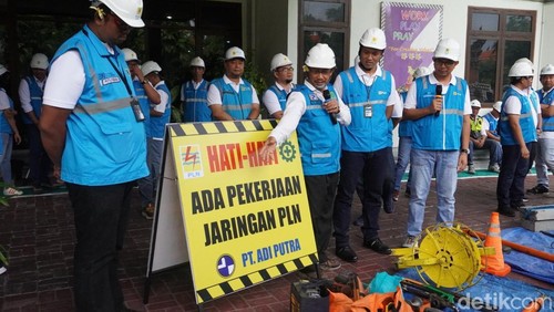 Penjelasan kesiapan material dari mitra kerja terkait persiapan kelistrikan selama Nataru, Senin (16/12/2024). (Dok. PLN)