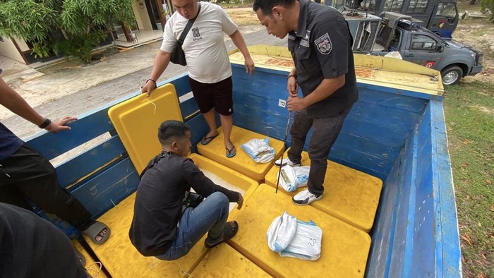 Polda Babel gagalkan pengiriman balok timah ilegal di Bangka Barat.