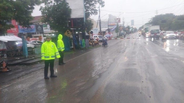 Polisi di Lamongan diterjunkan atur lalin saat hhujan deras