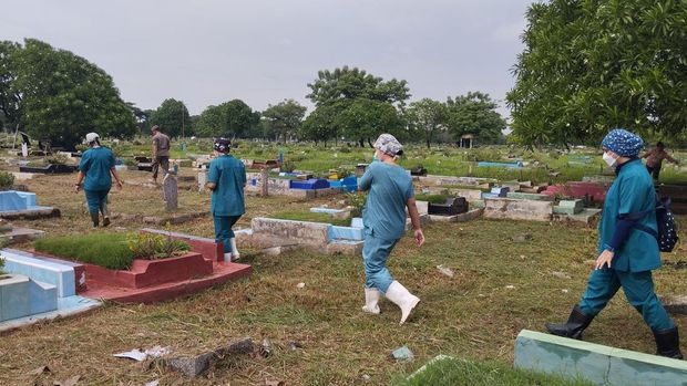 Polisi melakukan ekshumasi jenazah bayi yang diduga tertukar di TPU Semper, Jakarta Utara.