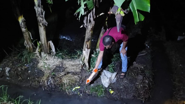 Polisi melakukan olah TKP di lokasi ditemukan korban penganiayaan di Mojokerto