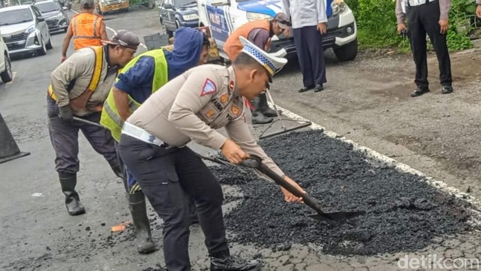 Polres Situbondo gandeng PU tambal jalan berlubang