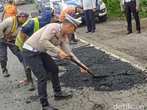 Polres Situbondo Gandeng Dinas PU Tambal Jalan Berlubang Jelang Nataru