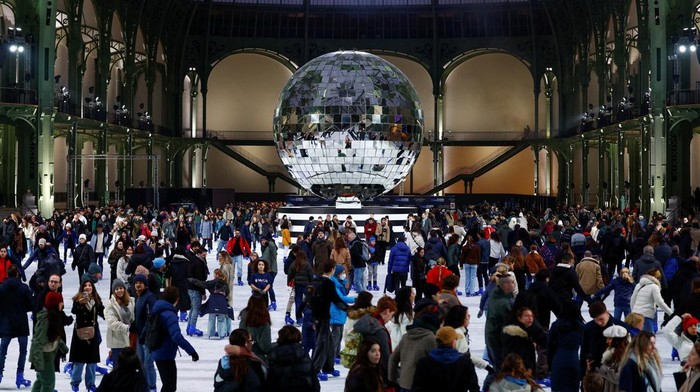 Potret Grand Palais, Arena Seluncur Es Indoor Terbesar di Dunia People skate on an indoor ice rink at the Grand Palais exhibition hall as part of Christmas holiday season in Paris, France, December 14, 2024. REUTERS/Stephanie Lecocq