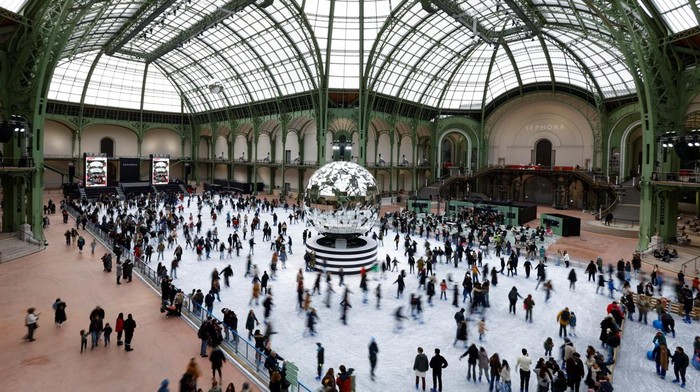 Potret Grand Palais, Arena Seluncur Es Indoor Terbesar di Dunia People skate on an indoor ice rink at the Grand Palais exhibition hall as part of Christmas holiday season in Paris, France, December 14, 2024. REUTERS/Stephanie Lecocq