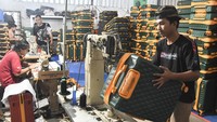 Sejumlah pekerja menjahit tas koper saat proses pembuatan di konveksi tas koper Kayla, Mustikasari, Bekasi, Jawa Barat, Selasa (17/12/2024).