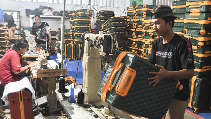 Potret Konveksi Koper di Bekasi, Dijual Mulai Rp 350 Ribu Sejumlah pekerja menjahit tas koper saat proses pembuatan di konveksi tas koper Kayla, Mustikasari, Bekasi, Jawa Barat, Selasa (17/12/2024). Konveksi tersebut dalam sehari dapat memproduksi 300 tas koper yang dipasarkan ke seluruh wilayah Indonesia dengan harga jual Rp350.000 hingga Rp550.000. ANTARA FOTO/ Fakhri Hermansyah/rwa.
