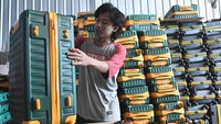 Konveksi tersebut dalam sehari dapat memproduksi 300 tas koper.  