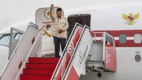 Presiden Prabowo Subianto melambaikan tangan sebelum melakukan kunjungan ke luar negeri di Pangkalan TNI AU Halim Perdanakusama, Jakarta.