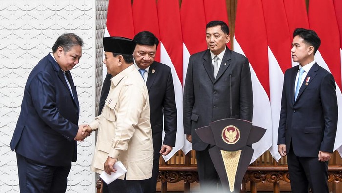 Presiden Prabowo Subianto (tengah) didampingi Wakil Presiden Gibran Rakabuming Raka (ketiga kanan), Menko Polkam Budi Gunawan (ketiga kiri), Menteri Koordinator Bidang Perekonomian Airlangga Hartarto (kedua kiri), Menteri Pertahanan Sjafrie Sjamsoeddin (kempat kiri), Kapolri Jenderal Pol Listyo Sigit Prabowo (kanan), Panglima TNI Jenderal TNI Agus Subiyanto (kedua kanan) serta Sekretaris Kabinet Teddy Indra Wijaya (kiri) menyampaikan keterangan kepada media sebelum kunjungan ke luar negeri di Pangkalan TNI AU Halim Perdanakusama, Jakarta, Selasa (17/12/2024). Prabowo Subianto akan melakukan kunjungan kenegaraan dan menghadiri menghadiri Konferensi Tingkat Tinggi (KTT) D8 di Kairo, Mesir. Antara Foto/Galih Pradipta