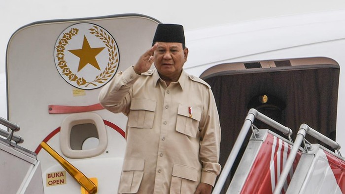 Presiden Prabowo Subianto (tengah) didampingi Wakil Presiden Gibran Rakabuming Raka (ketiga kanan), Menko Polkam Budi Gunawan (ketiga kiri), Menteri Koordinator Bidang Perekonomian Airlangga Hartarto (kedua kiri), Menteri Pertahanan Sjafrie Sjamsoeddin (kempat kiri), Kapolri Jenderal Pol Listyo Sigit Prabowo (kanan), Panglima TNI Jenderal TNI Agus Subiyanto (kedua kanan) serta Sekretaris Kabinet Teddy Indra Wijaya (kiri) menyampaikan keterangan kepada media sebelum kunjungan ke luar negeri di Pangkalan TNI AU Halim Perdanakusama, Jakarta, Selasa (17/12/2024). Prabowo Subianto akan melakukan kunjungan kenegaraan dan menghadiri menghadiri Konferensi Tingkat Tinggi (KTT) D8 di Kairo, Mesir. Antara Foto/Galih Pradipta