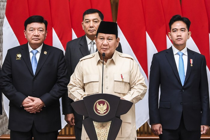 Presiden Prabowo Subianto (kedua kanan) didampingi Wakil Presiden Gibran Rakabuming Raka (kanan), Menko Polkam Budi Gunawan (kiri) dan Menteri Pertahanan Sjafrie Sjamsoeddin (kedua kiri) menyampaikan keterangan kepada media sebelum melakukan kunjungan ke luar negeri di Pangkalan TNI AU Halim Perdanakusama, Jakarta, Selasa (17/12/2024). Prabowo Subianto akan melakukan kunjungan kenegaraan dan menghadiri menghadiri Konferensi Tingkat Tinggi (KTT) D8 di Kairo, Mesir. ANTARA FOTO/Galih Pradipta/rwa.