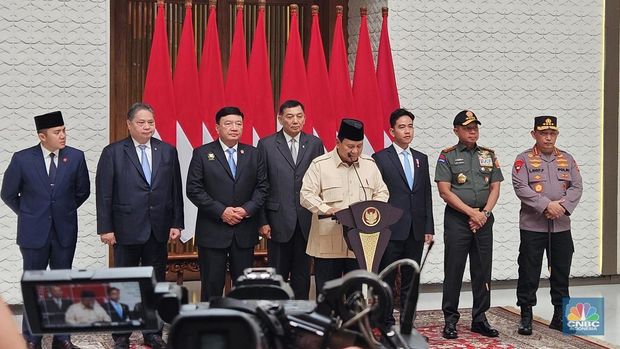 Presiden Prabowo Subianto memberikan keterangan kepada media di Lapangan Udara Halim Perdanakusuma, Selasa (17/12/2024). (CNBC Indonesia/Emir Yanwardhana)