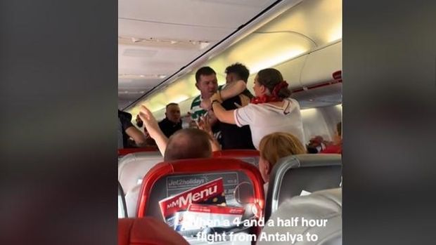 Pria berkelahi di dalam pesawat Jet2 Airlines