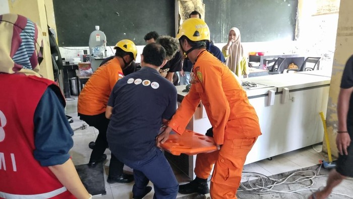 Proses evakuasi tangan Rizky yang terjepit mesin penggilingan daging ayam di Banyuraden, Gamping, Sleman, Selasa (17/12/2024).