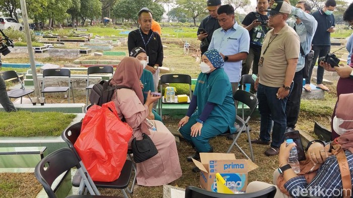 Proses penggalian dan pengangkatan (ekshumasi) jenazah bayi diduga tertukar dalam kondisi meninggal dunia dimulai setelah ibu dari bayi tiba di TPU Semper. (MI Fawdi/detikcom)