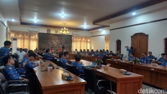 Pemkab Buleleng menggelar rapat koordinasi kesiapsiagaan pelaksanaan Natal 2024 dan Tahun Baru 2025, Selasa (17/12/2024).
