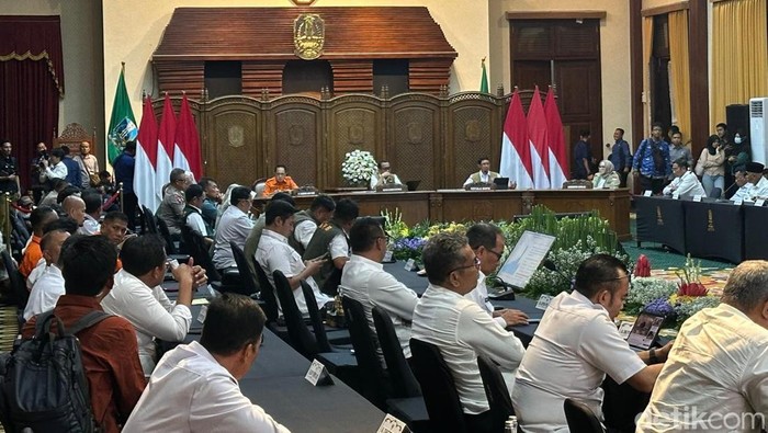 Rapat Siaga Darurat Bencana Hidrometeorologi yang digelar Pemprov Jatim di Gedung Negara Grahadi, Surabaya.