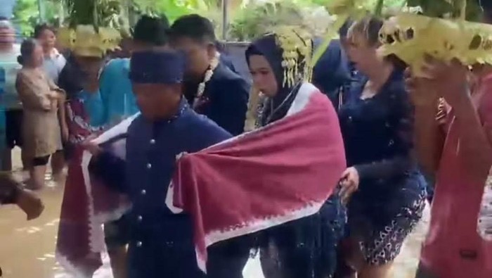 Resepsi pernikahan di Ponorogo ini viral karena tetap digelar di tengah banjir.