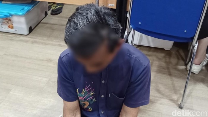 Riben dihajar massa usai cabuli ABG bisu saat dirinya mencari barang rongsokan di Palembang.