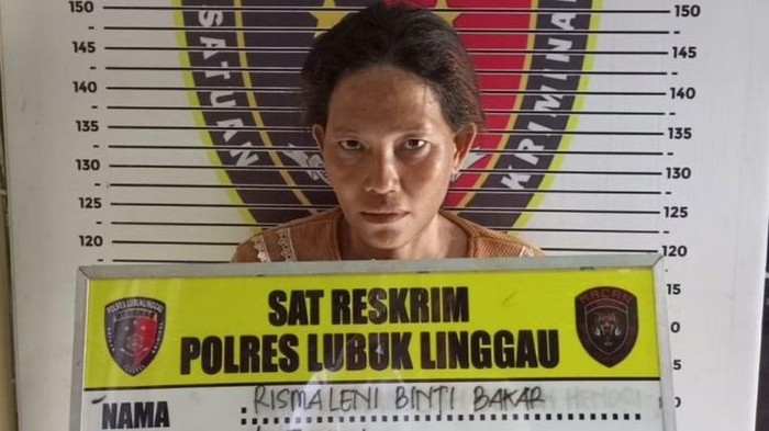 Seorang wanita di Lubuklinggau, Rismaleni (40) ditangkap polisi karena mencuri kalung emas 6,7 gram. Modusnya, ia mengaku bisa membuat korban DN (29) hamil dengan sebuah ritual.