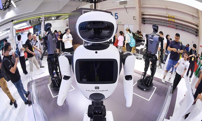 Robot Tianyi, berwarna putih, berdiri bersama robot Tiangong 1.2 MAX berwarna hitam keperakan di Konferensi Robot Dunia 2024 yang berlangsung selama lima hari di Beijing pada tanggal 22 Agustus 2024. Tianyi memiliki tinggi 163cm, dan sebagai robot layanan, robot ini dapat mengidentifikasi emosi dan berinteraksi dengan orang-orang. Tiangong 1.2 MAX, dengan tinggi 173 sentimeter, dapat membawa barang yang lebih berat, berjalan lebih cepat dan lebih lama dibandingkan dengan versi sebelumnya 1.1 PRO.