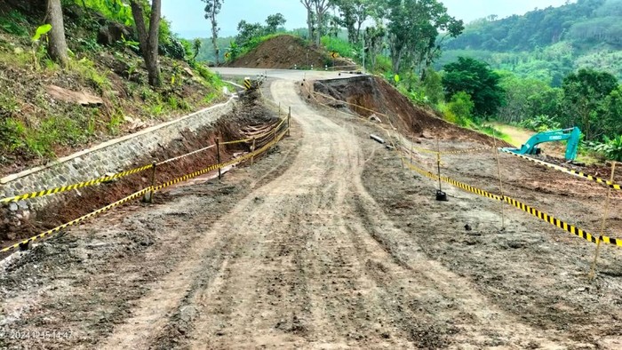 Ruas Jalan Kelok 9 JLS Malang Putus karena Longsor Sudah Diperbaiki