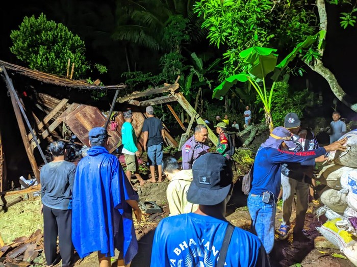 Rumah ambruk tertimpa pohon sengon di Temon, Kulon Progo, Senin (16/12/2024) petang.