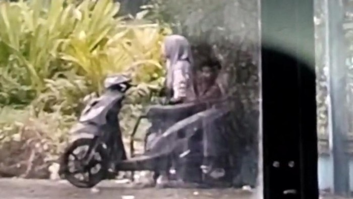 Sejoli mesum di halaman gedung Sasan Krida Kraksaan Probolinggo