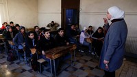Sharaa - yang lebih dikenal dengan nama samaran pemberontaknya Abu Mohammed al-Golani - memimpin Hayat Tahrir al-Sham (HTS), kelompok Islamis yang menyingkirkan Assad dari kekuasaan minggu lalu. HTS adalah kelompok yang sebelumnya bersekutu dengan al Qaeda yang ditetapkan sebagai organisasi teroris oleh banyak pemerintah.