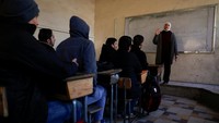 Para siswa kembali ke ruang kelas di Suriah setelah penguasa baru negara itu memerintahkan sekolah dibuka kembali sebagai tanda kuat akan adanya kenormalan seminggu setelah pemberontak menyerbu ibu kota dalam penggulingan dramatis Presiden Bashar al-Assad.