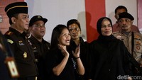 Mary Jane diberangkatkan dari LPP Pondok Bambu ke Bandara Soekarno-Hatta, Tangerang, Banten, pukul 19.17 WIB. Dia mengenakan kaos warna hitam dan berangkat dikawal petugas menggunakan mobil van hitam. Grandyos Zafna/detikcom
