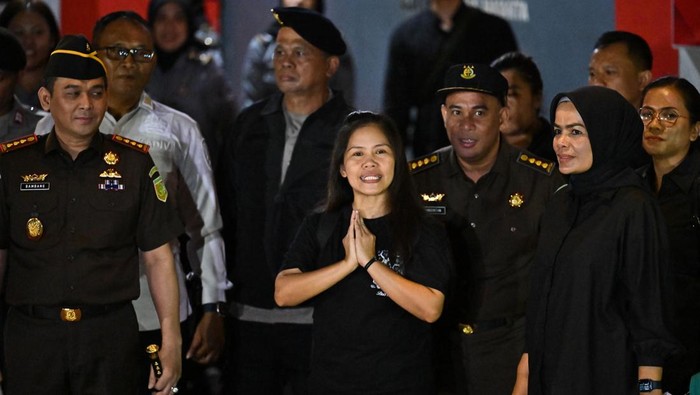 Warga negara Filipina terpidana mati kasus narkotika Mary Jane Veloso (kiri) menyapa wartawan setelah keluar dari Lapas Perempuan Kelas IIA Pondok Bambu di Jakarta, Selasa (17/12/2024). Terpidana Mary Jane berangkat ke Bandara Soekarno Hatta, Tangerang, untuk menjalani pemindahan ke negara asalnya atas dasar kebijakan diskresi Presiden Prabowo Subianto. ANTARA FOTO/Aprillio Akbar/app/tom.