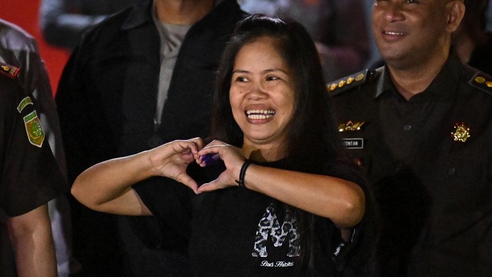 Warga negara Filipina terpidana mati kasus narkotika Mary Jane Veloso (kiri) menyapa wartawan setelah keluar dari Lapas Perempuan Kelas IIA Pondok Bambu di Jakarta, Selasa (17/12/2024). Terpidana Mary Jane berangkat ke Bandara Soekarno Hatta, Tangerang, untuk menjalani pemindahan ke negara asalnya atas dasar kebijakan diskresi Presiden Prabowo Subianto. ANTARA FOTO/Aprillio Akbar/app/tom.