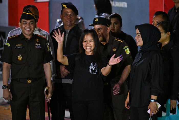 Warga negara Filipina terpidana mati kasus narkotika Mary Jane Veloso (kiri) menyapa wartawan setelah keluar dari Lapas Perempuan Kelas IIA Pondok Bambu di Jakarta, Selasa (17/12/2024). Terpidana Mary Jane berangkat ke Bandara Soekarno Hatta, Tangerang, untuk menjalani pemindahan ke negara asalnya atas dasar kebijakan diskresi Presiden Prabowo Subianto. ANTARA FOTO/Aprillio Akbar/app/tom.