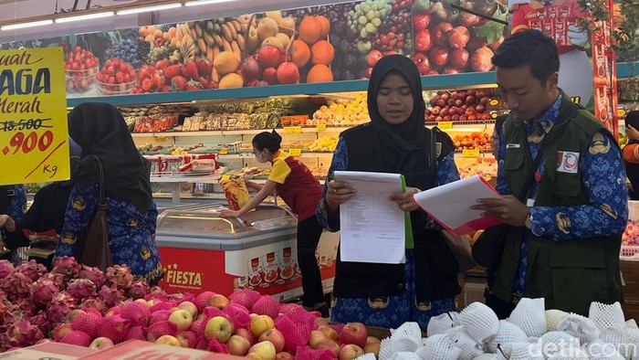 Petugas BPOM dan dinas terkait di Semarang melakukan sidak jelang Nataru di Swalayan Jalan Siliwangi Kota Semarang, Selasa (17/12/2024).