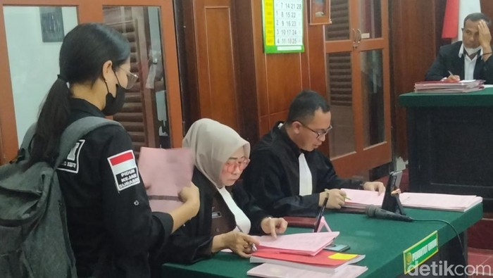Sidang kasus pencurian motor di Pengadilan Negeri Surabaya.