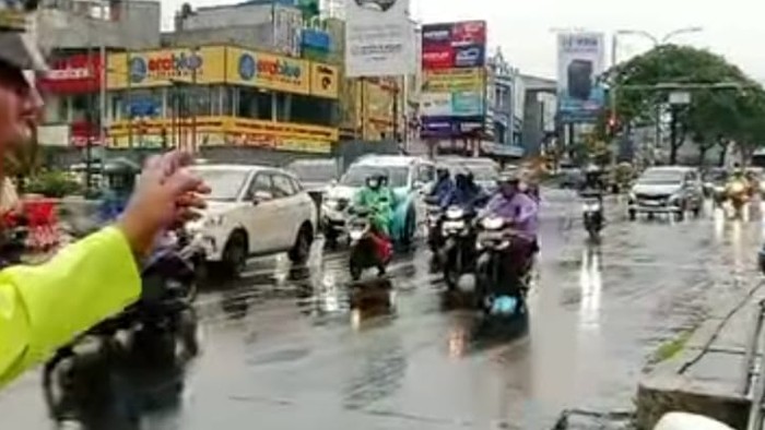 Situasi lalu lintas di Jalan Margonda, Depok, Selasa (17/12/2024) seusai diguyur hujan.