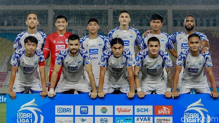 Skuad PSIS melawan PSS dalam laga pekan 15 Liga 1 2024/2025.