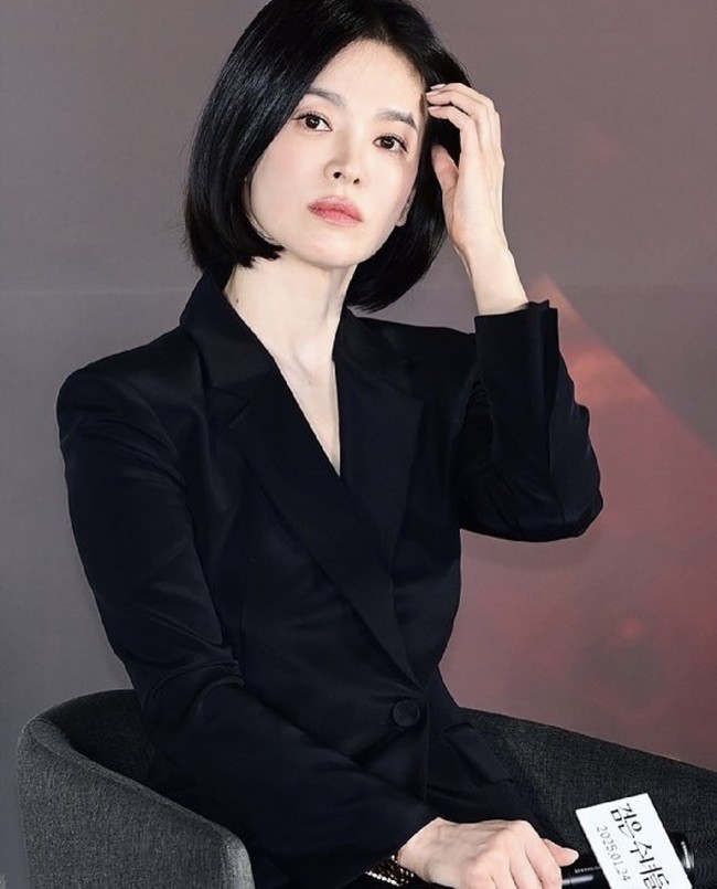 Aktris 43 tahun itu mengingatkan penggemar untuk menantikan aksinya sebagai Suster Junia, biarawati yang siap melakukan ritual pengusiran setan dengan segala cara. Aksinya membuat Suster Michaela, yang diperankan Jeon Yeo Bin tergerak meskipun awalnya tak percaya kejadian supranatural. Foto: dok. Instagram @kyo1122