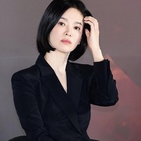 Aktris 43 tahun itu mengingatkan penggemar untuk menantikan aksinya sebagai Suster Junia, biarawati yang siap melakukan ritual pengusiran setan dengan segala cara. Aksinya membuat Suster Michaela, yang diperankan Jeon Yeo Bin tergerak meskipun awalnya tak percaya kejadian supranatural. Foto: dok. Instagram @kyo1122